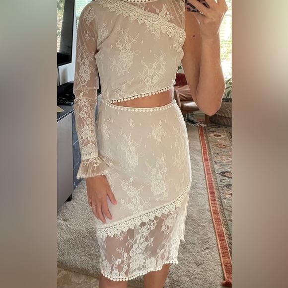 NBD Karina Cream Lace *Revolve*
Floral Cut Out One Sleeve
Cocktail Dress size M - Picture 4 of 11